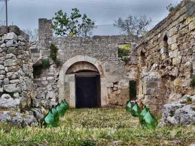 Due file di damigiane verdi di "abbellimento" precedono poi l'ingresso di una grotta che un tempo ospitava alcune mangiatoie